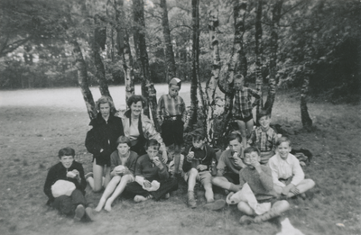 876383 Afbeelding van een groepje leerlingen van de Nederlands Hervormde Gemeenteschool nr. 2 (Waterstraat 27) te ...